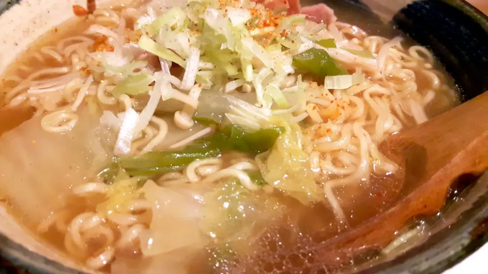 サッポロ一番味噌ラーメンの麺と自家製スープ🍜|けんさん