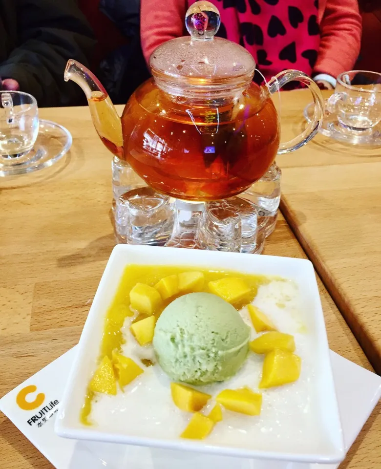 Snapdishの料理写真:Coconut Mango tapioca Pudding w/ Green Tea Ice cream|MyRaXさん