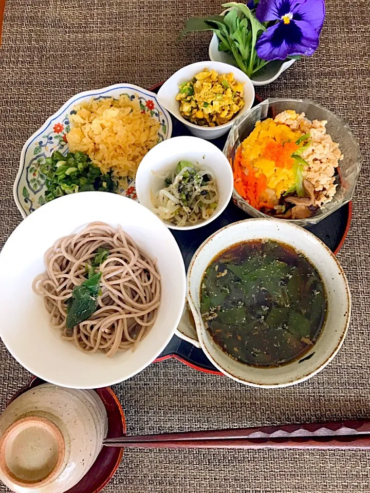 私は仕事行くんDE
夫の為の昼ごはん
たぬきそばとそぼろご飯定食|シュトママさん