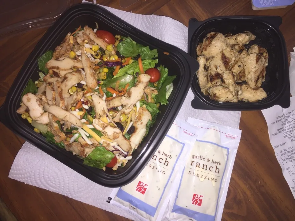 Southwest Spicy Grilled Chicken Salad & Grilled Chicken nuggets #dinner #chickfila #heat|Richard Thompsonさん