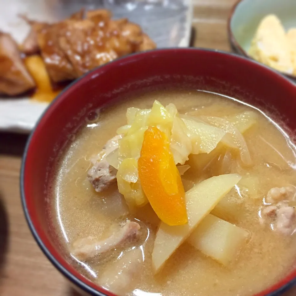 ベランダ産ニンジン入り🥕野菜と鶏の具だくさん味噌汁|ももさん