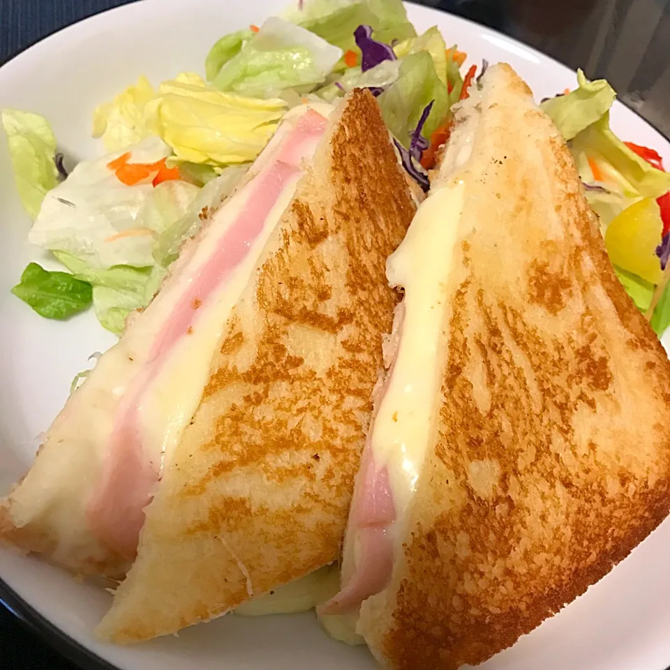 ハムとチーズのホットサンド🍞🧀|Asamiさん