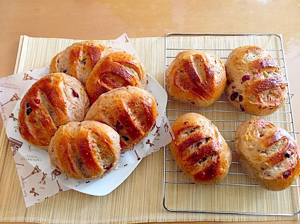 胡桃とクランベリーの全粒粉パン🥖|Yuka mamaさん