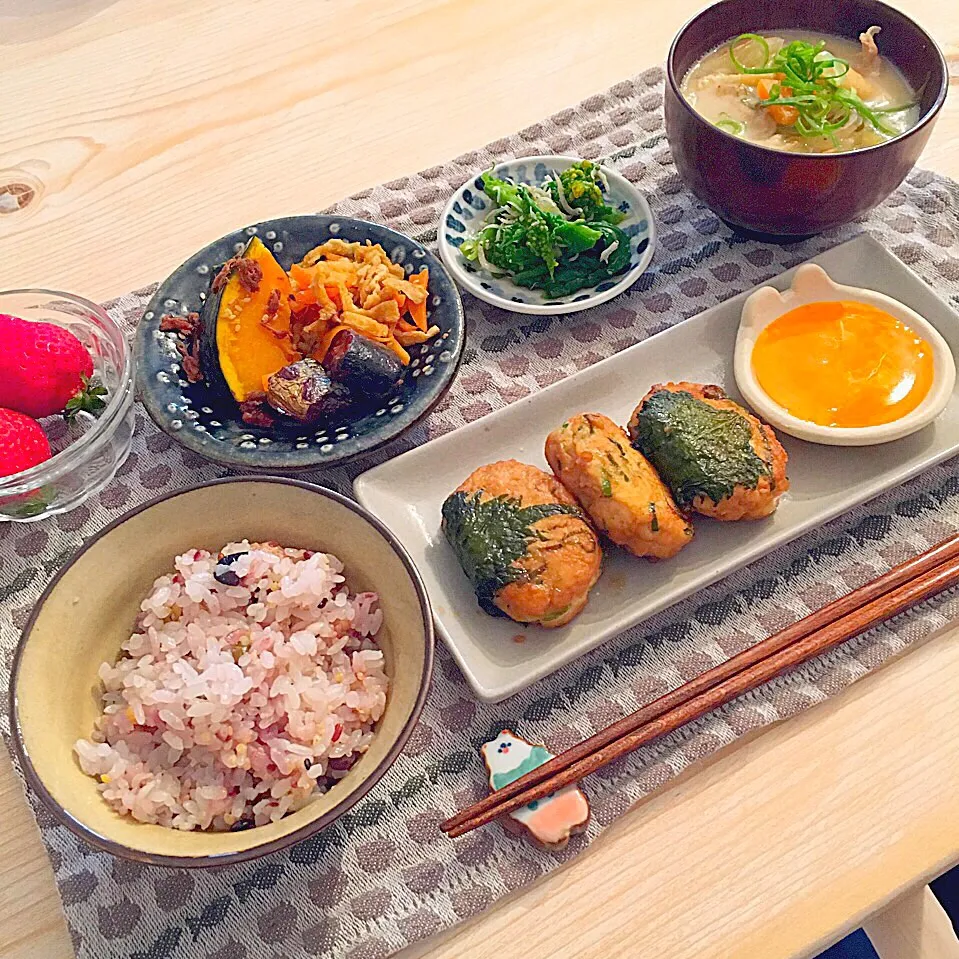 Snapdishの料理写真:お豆腐と鳥挽肉のつくね 
粕汁 
菜の花としらすのお浸し 
にんじんとお揚げのきんぴら
かぼちゃのツナ煮
さんまの柚子胡椒煮|ほじさん