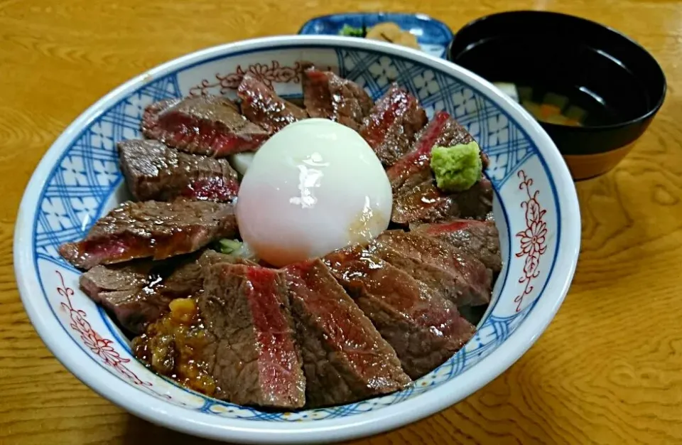 Snapdishの料理写真:赤牛丼
 #いまきん食堂|Mitsutoさん