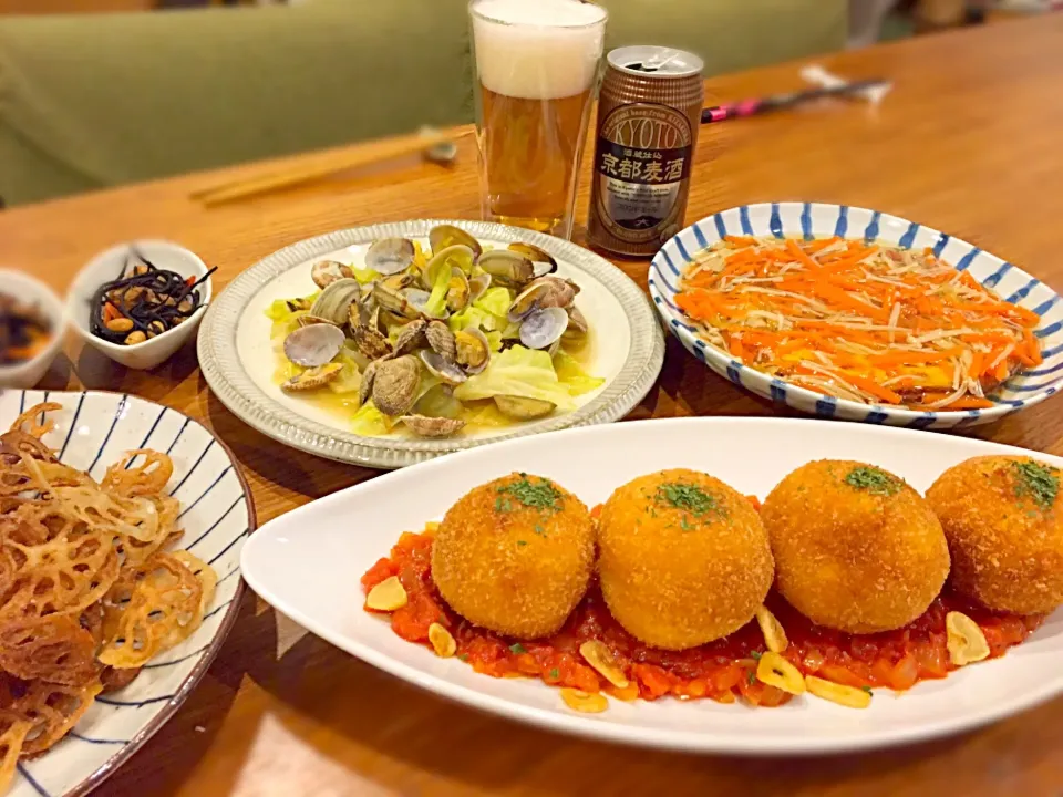 Snapdishの料理写真:ばんごはん。
今日のメインはライスコロッケ！
大皿料理にすると、なぜだかパーティ気分〜（笑）😋✨|なかじー。さん