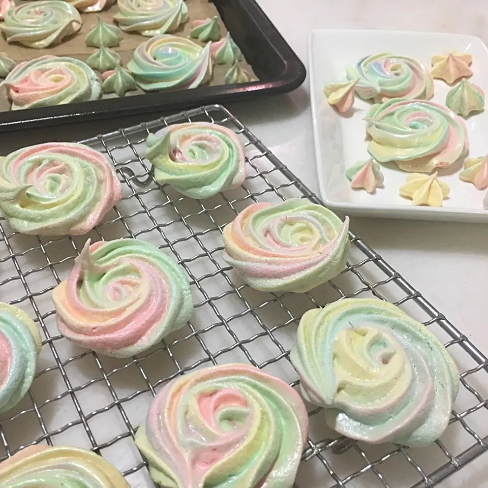 Snapdishの料理写真:Paddle pop rose meringue cookie|Trish Wongさん