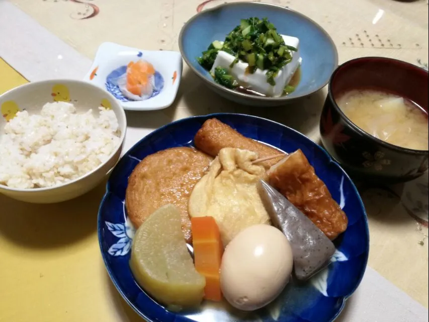 晩ごはん
　おでん🍢
　冷奴の大根の葉と胡瓜のポン酢胡麻油和え乗せ
　じゃがいも、玉ねぎお味噌汁|korinoさん