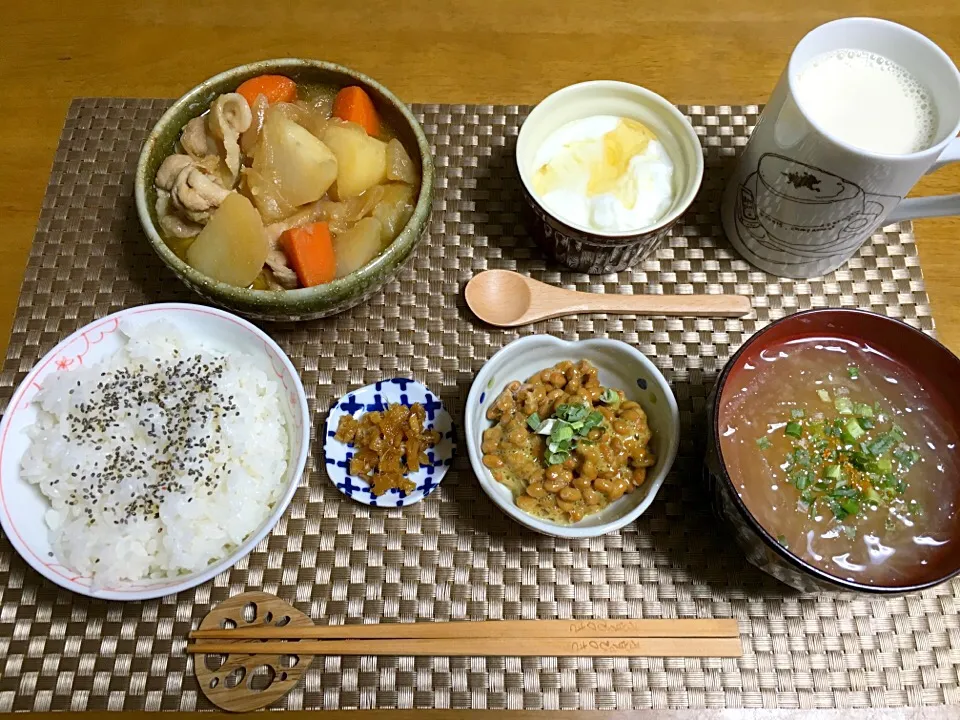 Snapdishの料理写真:#肉じゃが#糸寒天入りお味噌汁#納豆#生姜の佃煮#ヨーグルトはちみつがけ|yuriさん