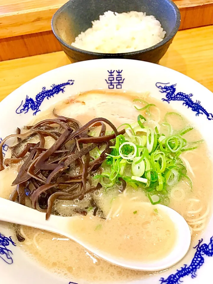 Snapdishの料理写真:ラーメンきくらげ増し|yさん