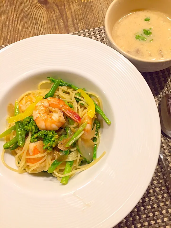 日曜日のパスタ🍝
海老と菜の花のペペロンチーノ🍤🌼🍃
クラムチャウダー💛|まみりんごさん