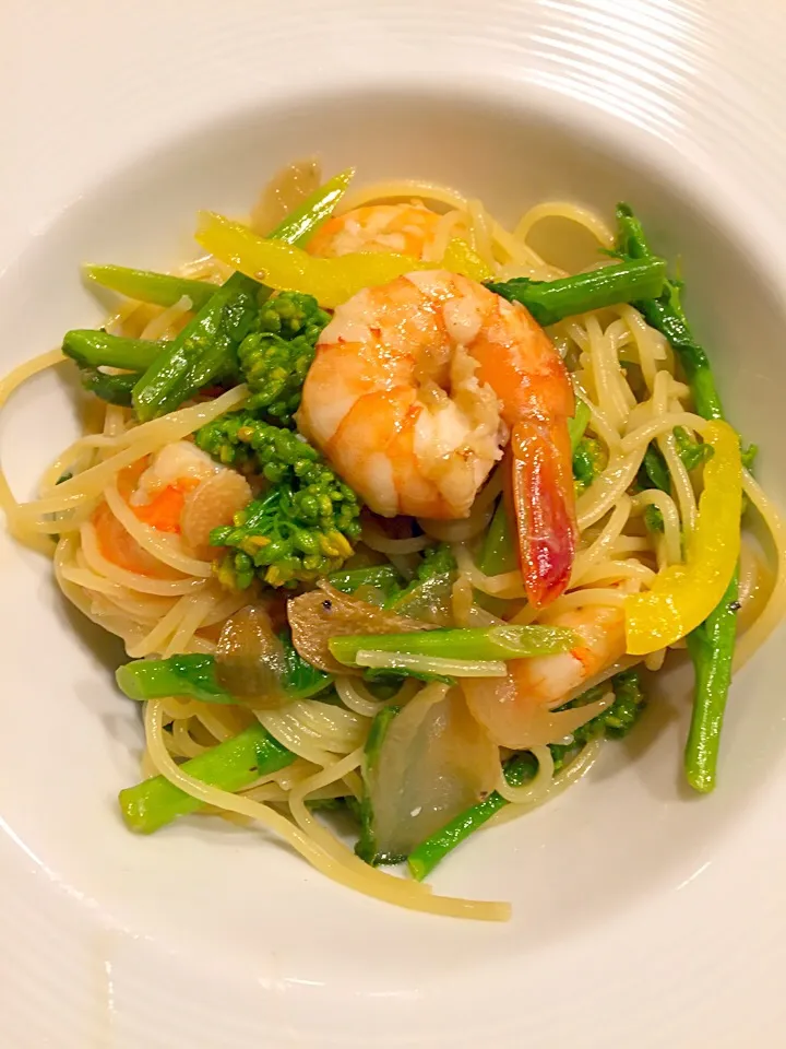 日曜日のパスタ🍝
海老と菜の花のペペロンチーノ🍤🌼🍃|まみりんごさん