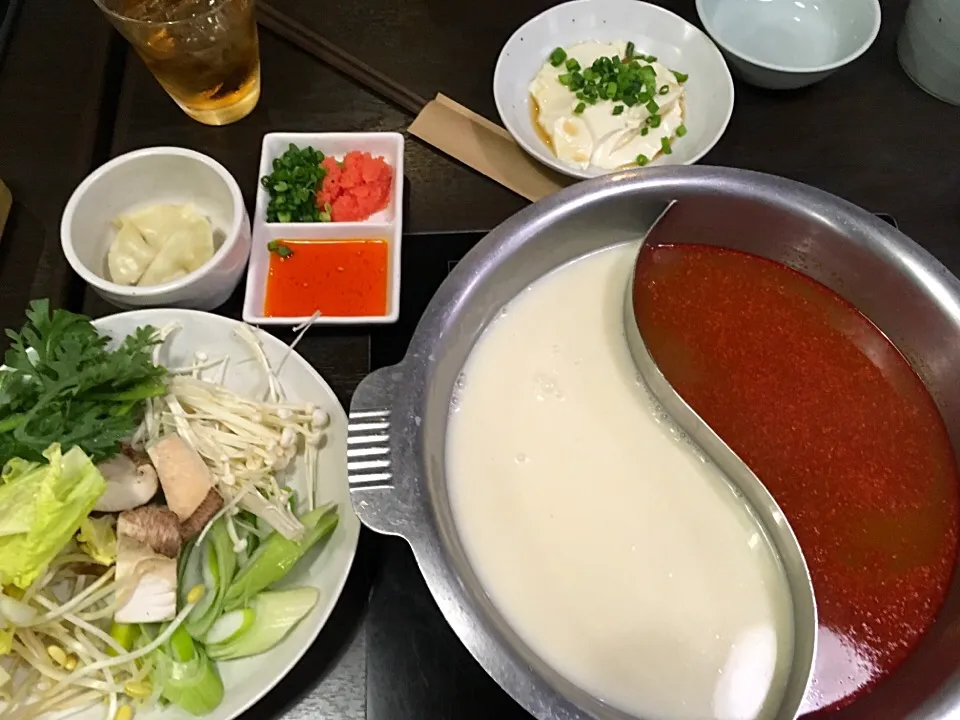 Collagen and kimchi broths @ Nabezo|Ong Sor Fernさん