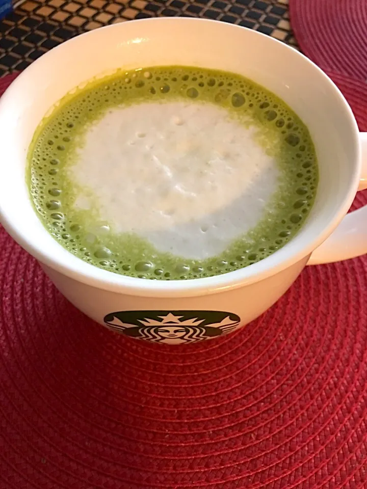 Enjoying a morning cup of greentea latte
#greentea #latte|🌺IAnneさん