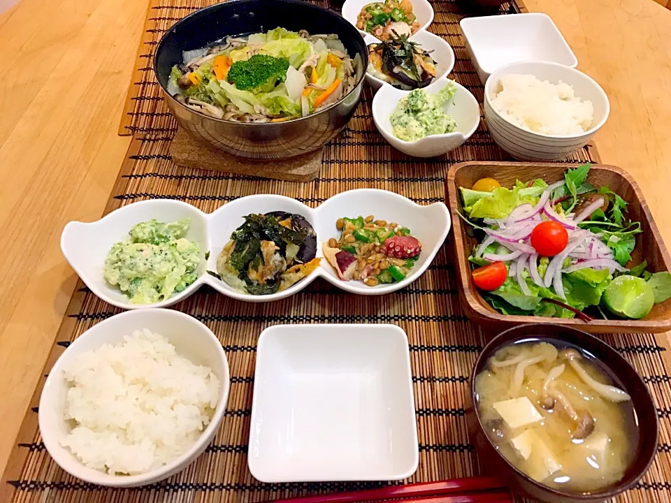 本日のオット御飯
豚バラ肉と白菜のミルフィーユ鍋 椎茸のの海苔チーズ焼 蛸となめ茸のオクラ納豆 ブロッコリーの山葵マヨ和え|学食おばちゃんさん