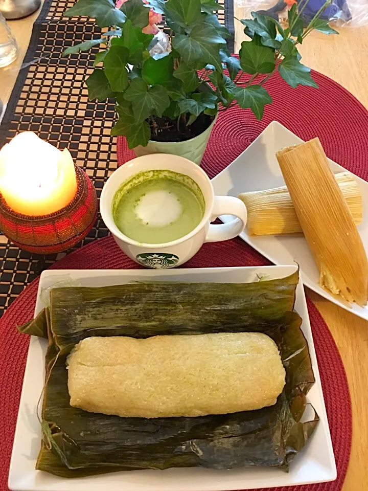 Steamed rice cakes wrapped in banana leaves, homemade tamales, and green tea latte😍#greentea #latte #tamales #suman #ricecake|🌺IAnneさん