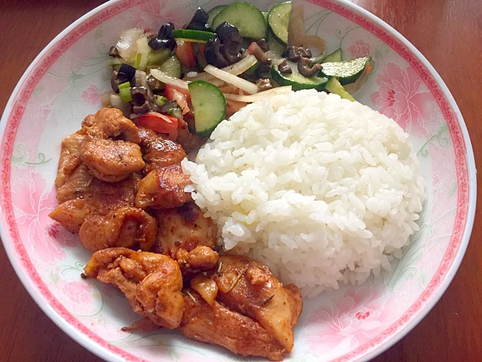 Pan seared chicken, salad and rice|Emmaさん