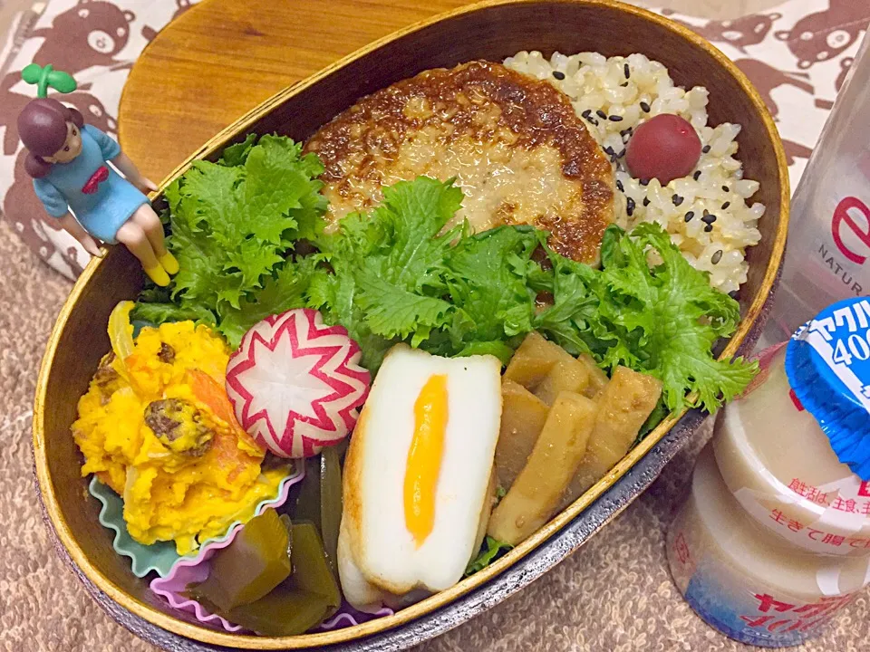 玄米ご飯&お魚と豆腐の照り焼きハンバーグ&男鹿産茎わかめ煮&ブロッコリー茎のオイマヨ炒め&カボチャのデリサラダ&はんぺんチーズ焼き&ラディッシュ飾り切り&わさび菜のダーリンお弁当♪  #弁当 #フチ子 #お魚の名前が不明…|桃実さん