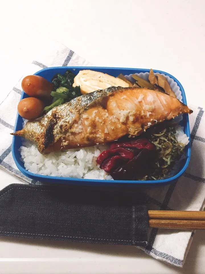 今日のお弁当mar.6

しゃけ弁^_^

久々のお弁当🍙
旦那様の大好きな焼鮭。

大根煮
甘い卵焼き
ほうれん草ナムル
茹でウィンナー
焼鮭
大根の葉とじゃこふりかけ
柴漬け|けぃさん