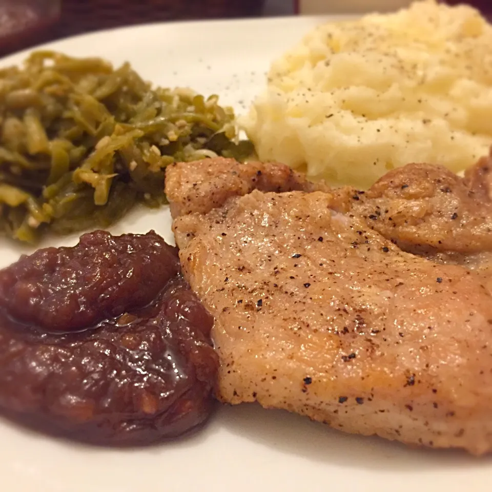 Pork chops with peanut sauce, mashed potatoes and garlic Parmesan green beans.|TJ McAfoosさん