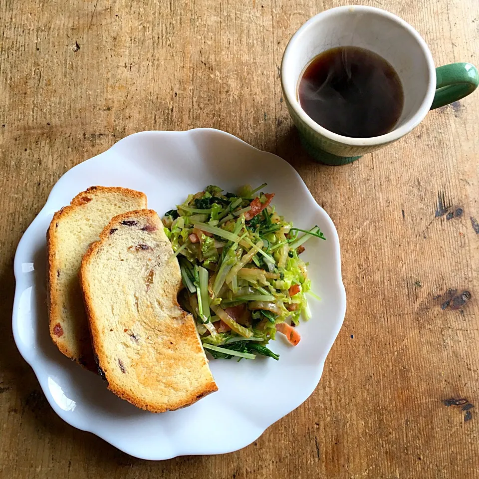 今朝はパン食‼︎
#朝ごはん #食パン #トースト #レーズンパン #野菜炒め #ベーコン|Yoshinobu Nakagawaさん