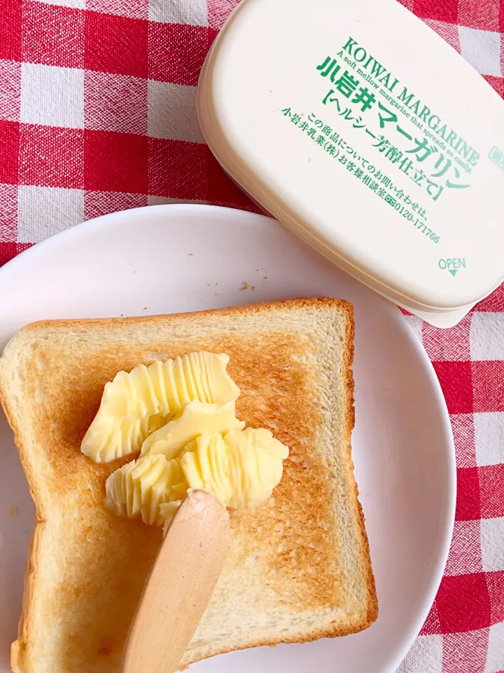 やっぱり  マーガリンは  この食べ方が一番好き💕|しげっちさん