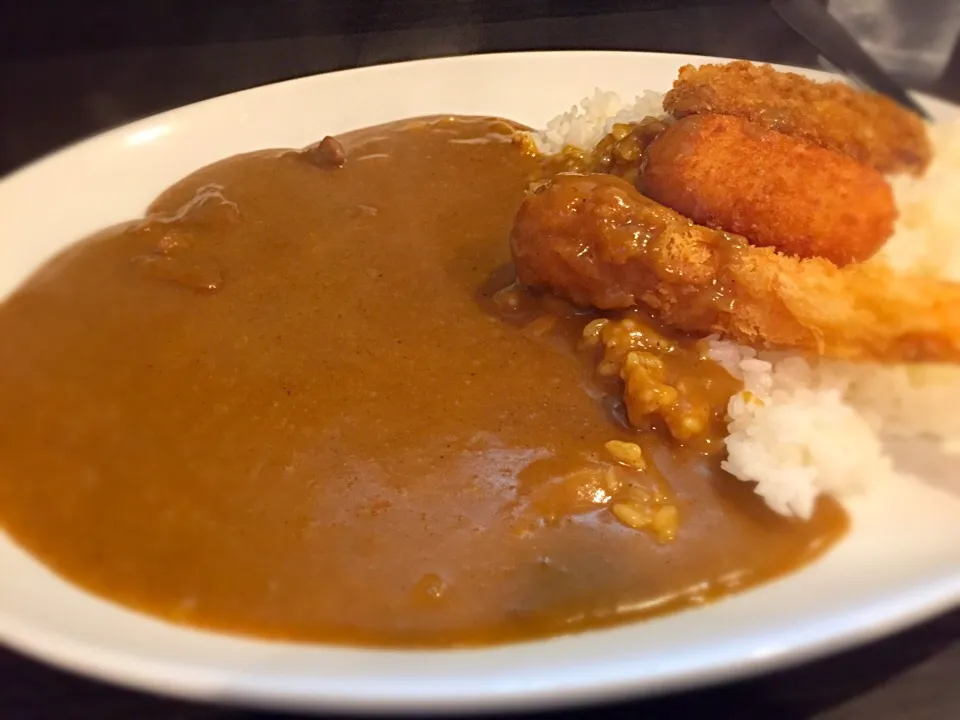 Snapdishの料理写真:日替わりカレー🍛(ミックスフライ)|buhizouさん