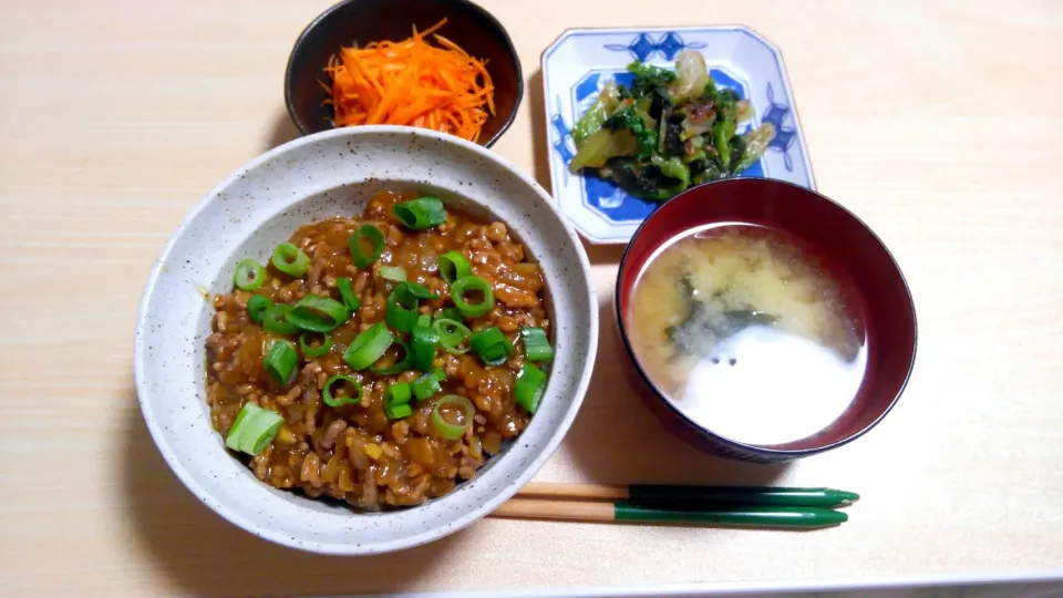 ２月２２日　ひき肉のあんかけ丼　にんじんサラダ　小松菜のおひたし　お味噌汁|いもこ。さん