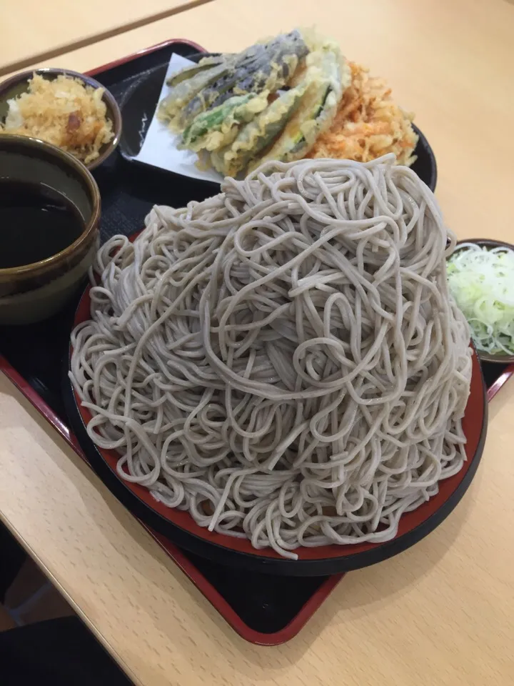 Snapdishの料理写真:本日のランチ、味奈登庵の富士山盛りそば🗻|NOMU'S キッチン🍳さん