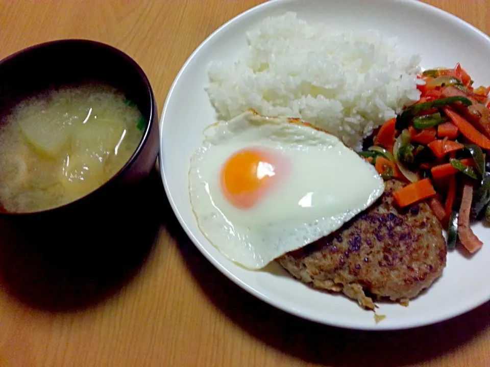 晩ご飯ﾊﾝﾊﾞｰｸﾞ、目玉焼き、ﾋﾟｰﾏﾝ玉ねぎﾆﾝｼﾞﾝﾎﾟｰｸ炒め、冬瓜味噌汁|みどりさん