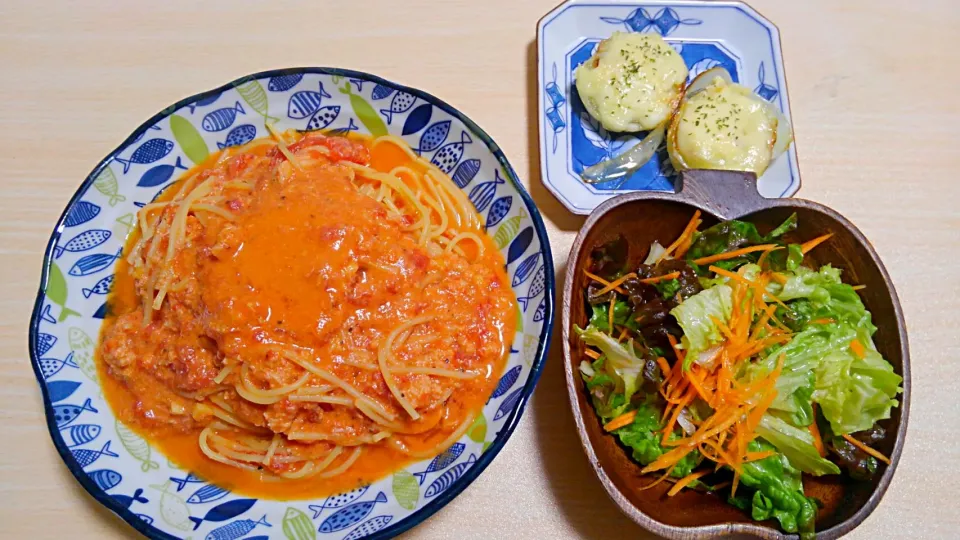 ２月２３日　蟹のトマトクリームパスタ　サラダ　マヨチーズ玉ねぎ|いもこ。さん