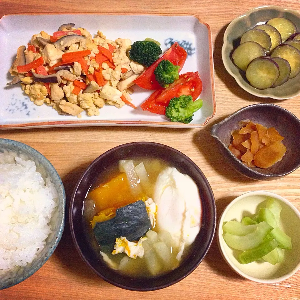 炒り豆腐／ブロッコリーとトマトのマリネ／さつまいものはちみつ煮／カボチャと大根と卵の味噌汁／瓜の浅漬け／生姜の味噌漬け|mogwaiさん