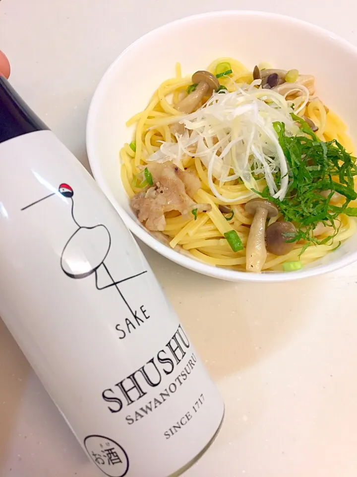 豚肉としめじの和風パスタ(*^^*)
お酒は料理酒ではなくて、SHUSHUを使ってみました♡なんだかコク？うまみ？が増して美味しくいただけました！|ラビちゃんさん