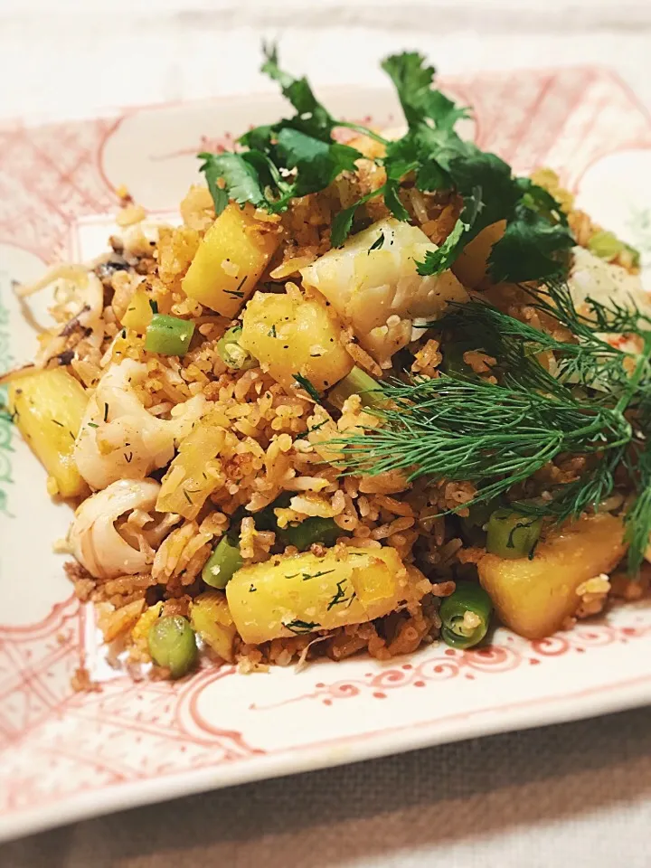 Cuttlefish and pineapple fried rice with dill.|rick chanさん