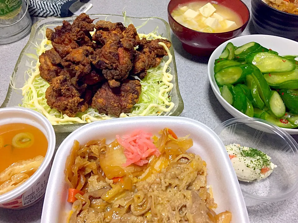 自宅揚げ唐揚げ、牛丼ポテサラ味噌汁セット、キュウリ漬物、豆腐ネギ味噌汁|ms903さん