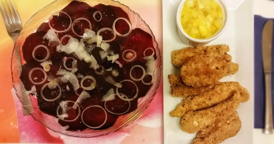 selfmade Carpaccio from red beet 
rote Beete / Randen Carpaccio
and / und
selfmade 🍗 chicken 🐔 fingers with 🍍 ananas mango chutney
selbstgemachte Hühnchenfinger|Najeskaさん