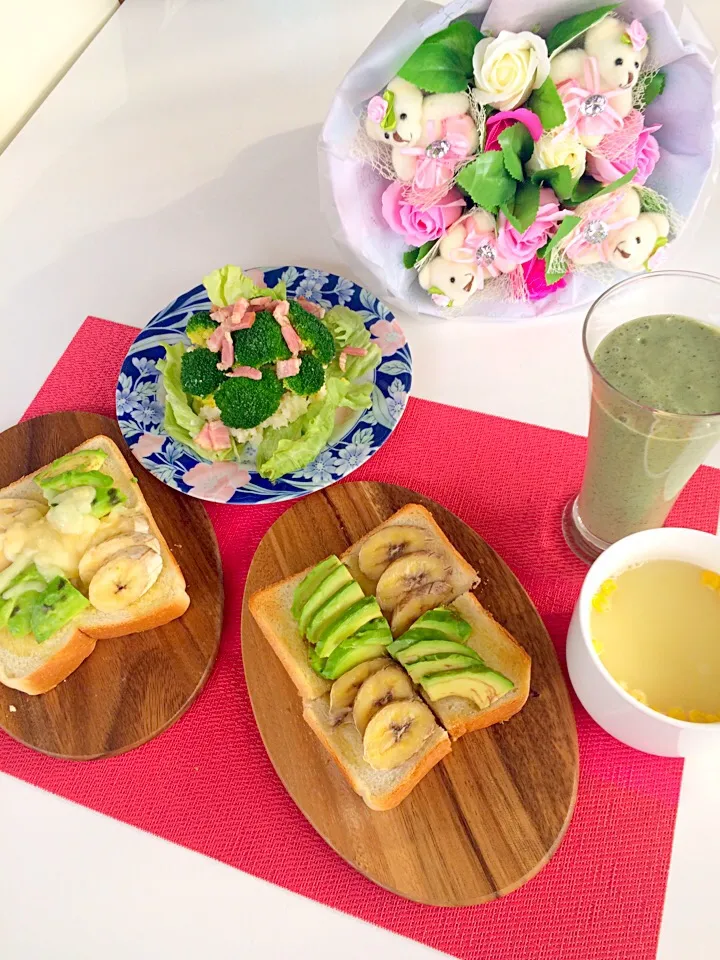 幸せ朝ごはん出来たよ〜〜🎵🤗🌸
アボカド🥑トースト
バナナ🍌トースト
ブロッコリードームポテトサラダ
コーンスープ
アボカド入り甘酒スムージー( ◠‿◠ )|はみちゃんさん