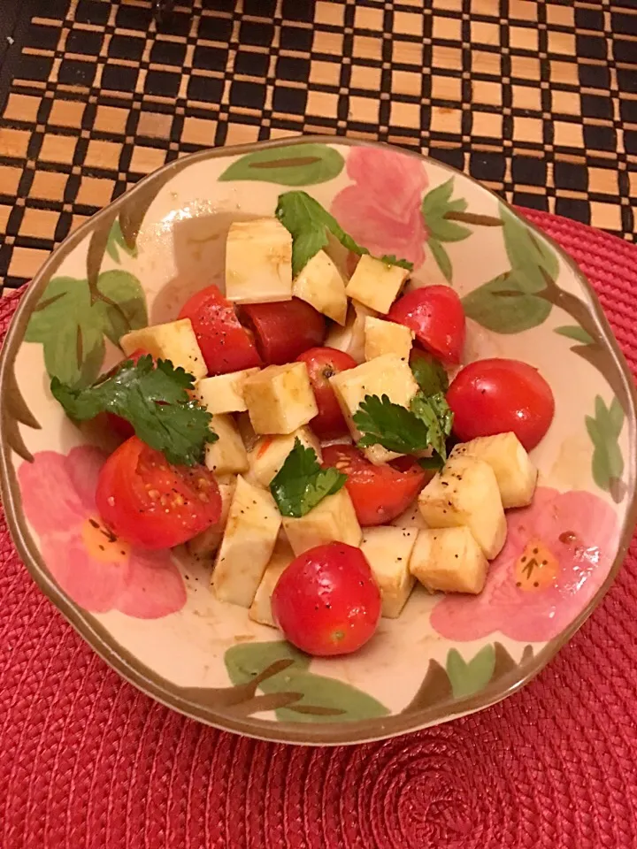 Caprese salad~mozzarella cube, grape tomatoes, cilantro, extra virgin olive oil & balsamic vinegar|🌺IAnneさん