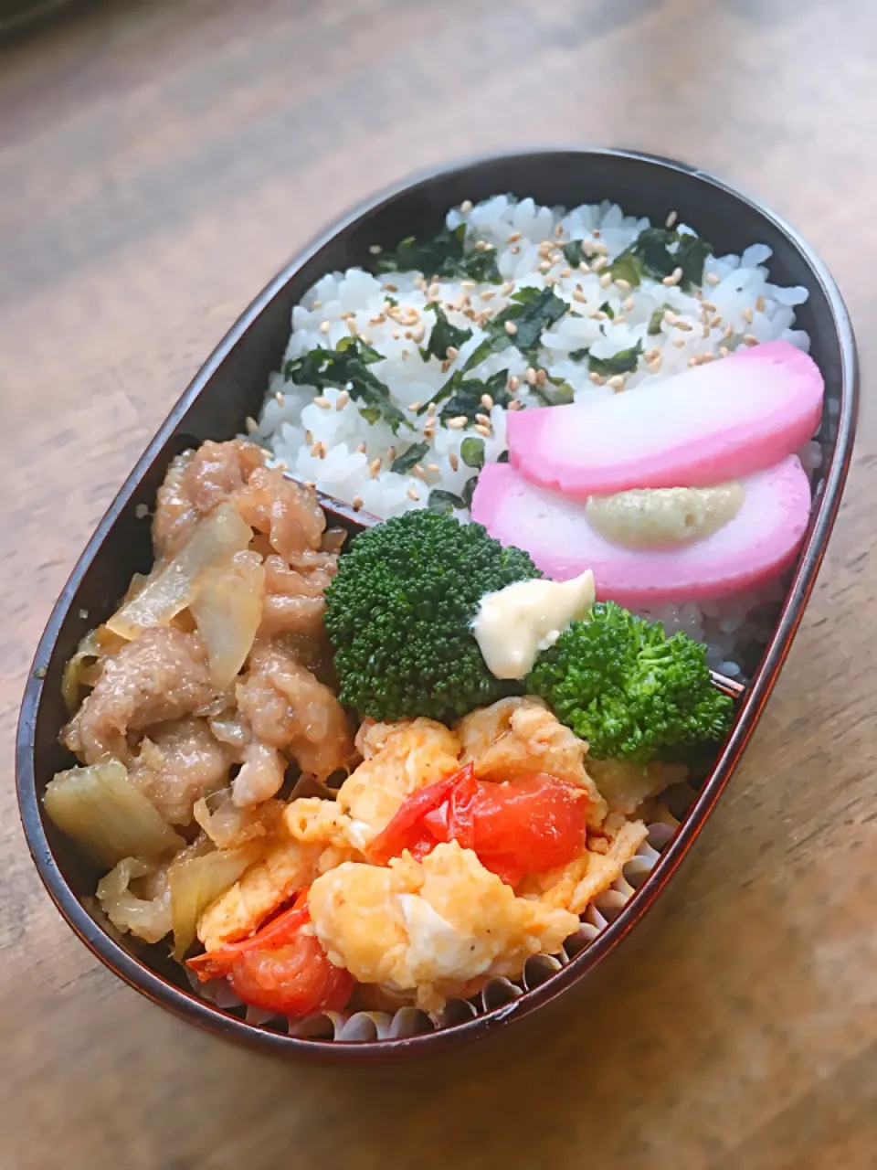 Snapdishの料理写真:今日のお弁当
・トマトと卵の中華炒め
・豚コマ生姜焼き|akiさん