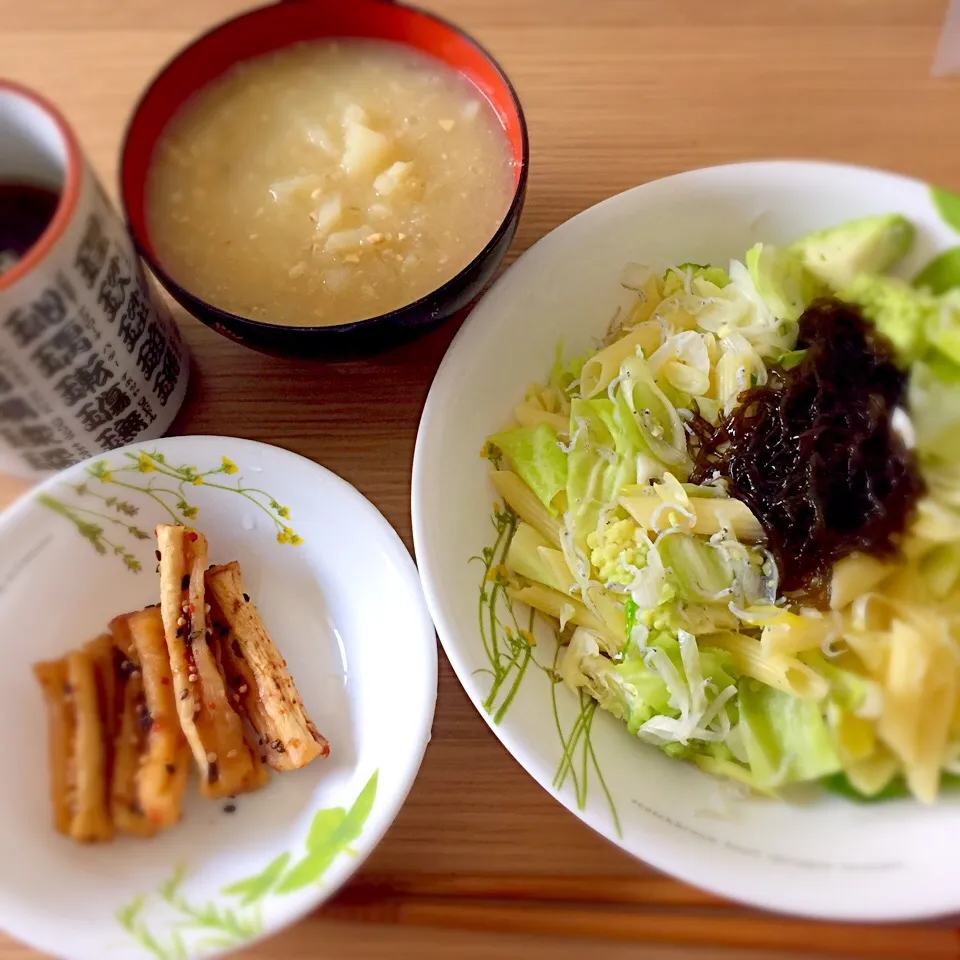 Snapdishの料理写真:ミネラル豊富なパスタ:シャキシャキ大根、ジャガイモ味噌汁、ペンネ（キャベツ、ロマネスコ、シラス、アスパラガス、もずく酢、ネギ）|ゆんみさん