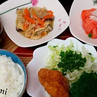 Snapdishの料理写真:食材
鶏肉、とうふ、桜えび、ほうれん草、ねぎ、切り干し大根、にんじん、干しいたけ、トマト、新玉ねぎ、パセリ、キャベツ、ブロッコリー、葉とうがらし|食べごよみさん