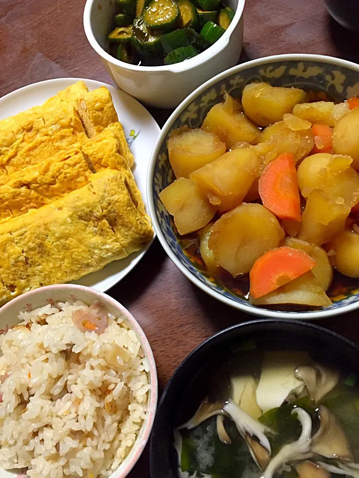 タコ飯  じゃがいも🥔と人参の煮物  出汁巻卵  胡瓜の酢醤油漬  味噌汁|掛谷節子さん