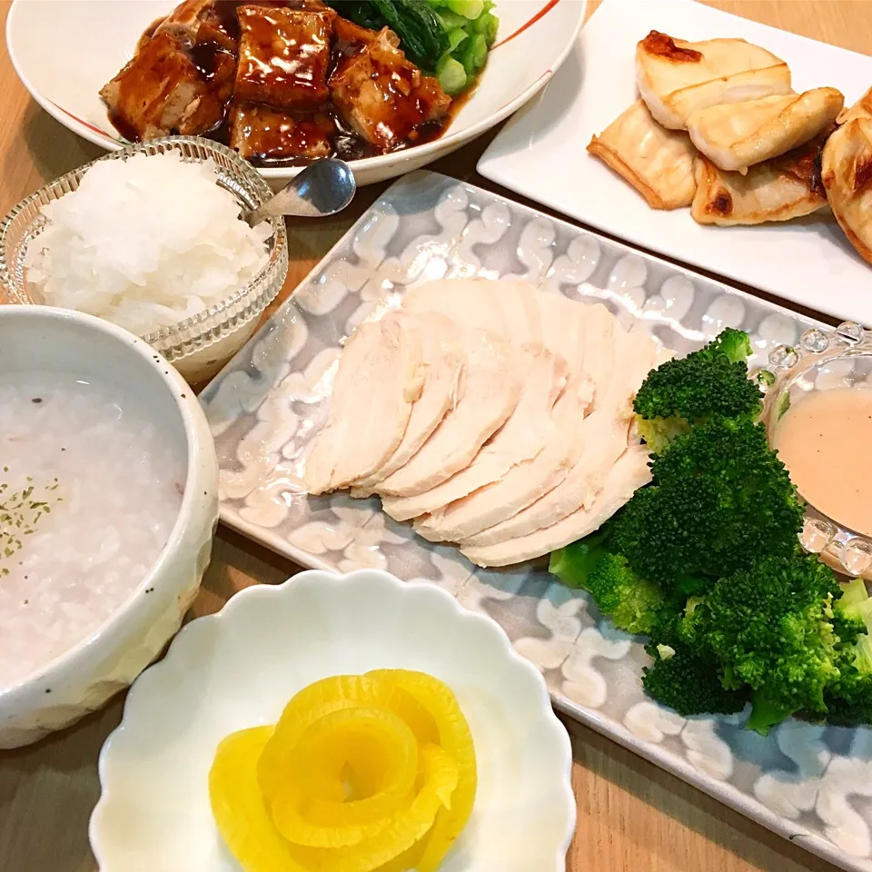 Snapdishの料理写真:蒸し鶏とブロッコリーのサラダ・鶏だし雑穀粥・サメはらす焼き・大根おろし・台湾風！厚揚げのあんかけ青菜添え・おばあちゃんのたくあん|料理研究一家「古川家」さん