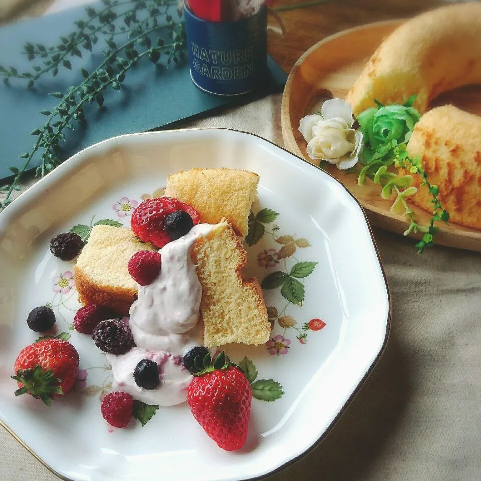 シフォンケーキいちごヨーグルトクリーム🍰 フルーツ添え|minさん