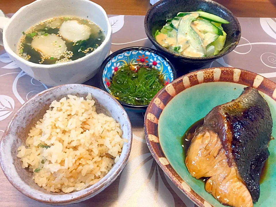 ブリの照り焼き、茹で野菜、めかぶ、わかめと玉ねぎとふのスープ、炊き込みご飯は朝ごはんの残りです|かよちゃんさん