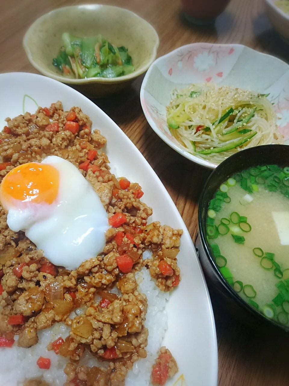 Snapdishの料理写真:・そぼろ丼温玉のせ
・チンゲン菜と桜海老の中華煮
・春雨サラダ
・豆腐の味噌汁|ようかんさん