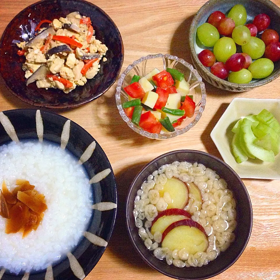 生姜の味噌漬け雑炊／さつまいもと揚げ玉の味噌汁／炒り豆腐／じゃがいもとトマトといんげんのサラダ／瓜の浅漬け／マスカット|mogwaiさん