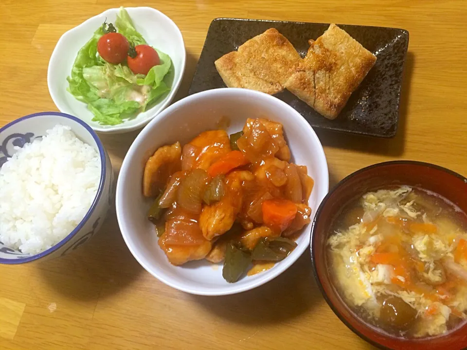 酢鶏、大葉納豆入り油揚げ、サラダ、なめこの中華スープ|いちごさん