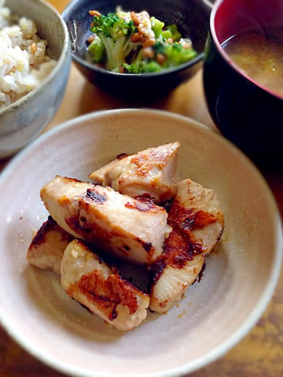 Snapdishの料理写真:上手く焼けなかったけど味は🙆🏻カジキのマヨ衣焼きとブロッコリーの納豆和えで朝定食🌞|こなちゅんさん