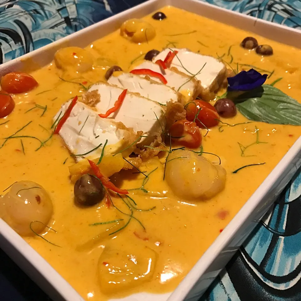 Tofu in red curry with grapes , tomatoes and lychee|sgさん